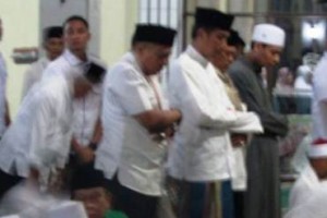 Presiden Jokowi saat trarawih di Masjid Agung Al Istiqomah, Cilimus, Kabupaten Kuningan,
